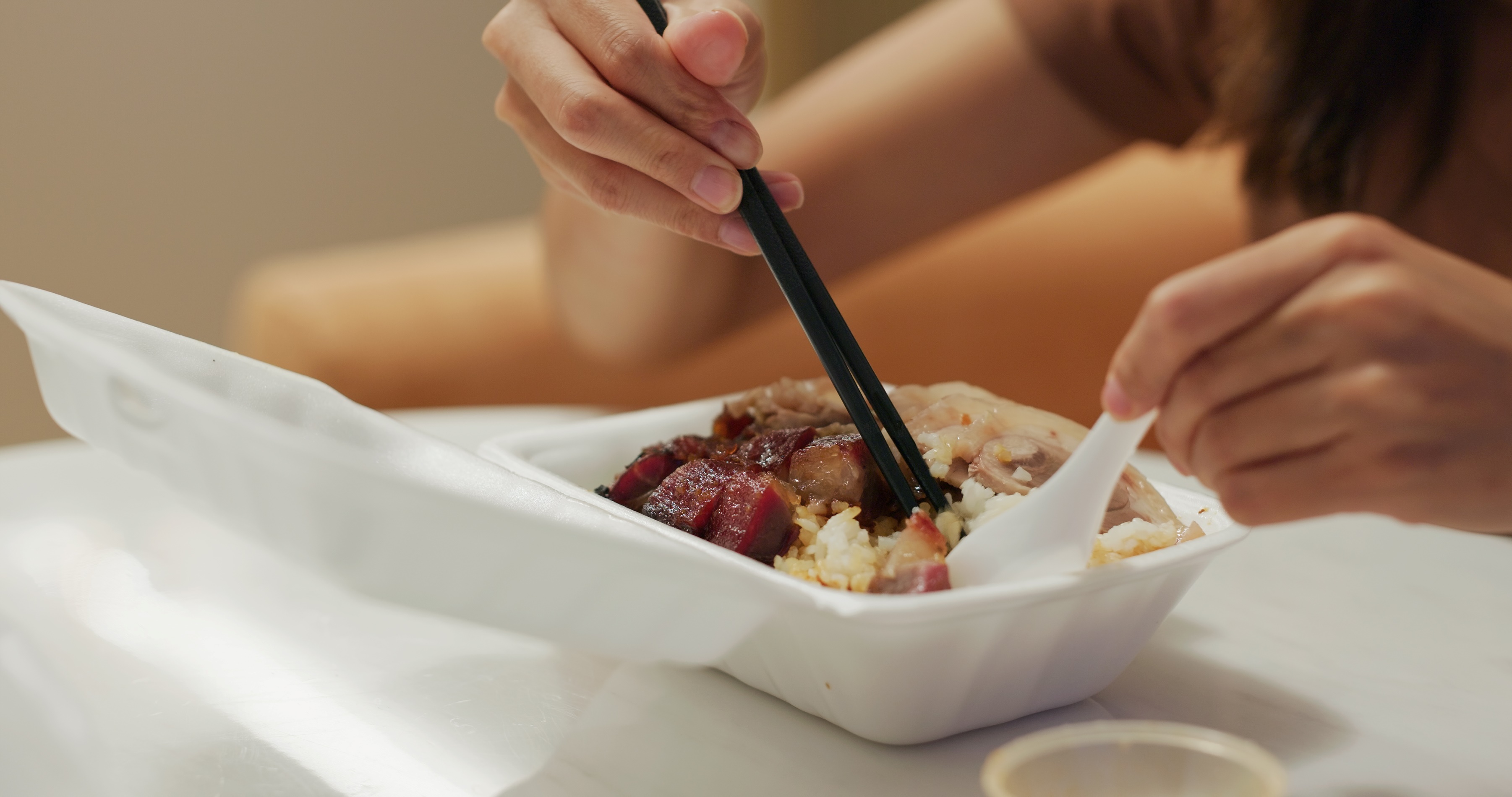 新規定實施下，香港食肆堂食時不會再供應發泡膠餐具及任何即棄塑膠餐具。（圖片來源：Shutterstock）