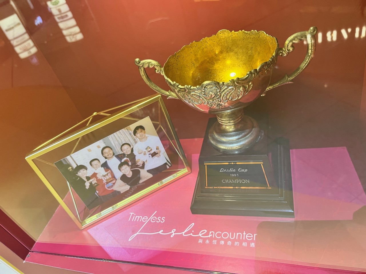 由於「哥哥」非常喜愛打麻雀，當年他曾與好友舉辨「Leslie Cup 國榮盃」，由蘇施黃奪得冠軍，贏得此盃。現時獎盃在奧海城的紀念展展出。 