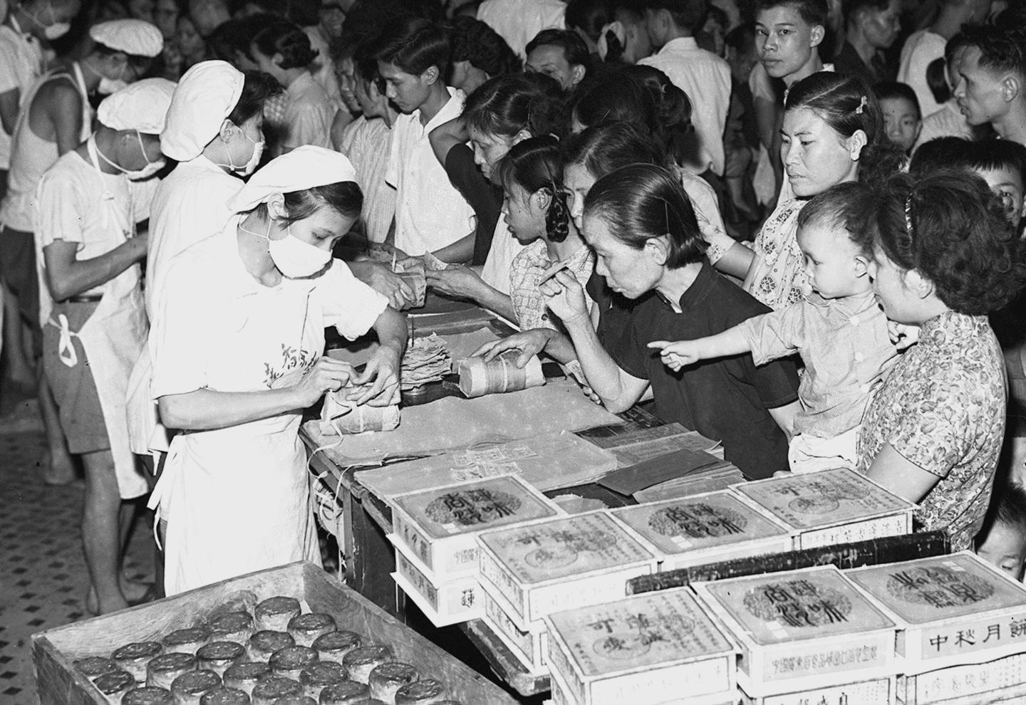 廣州市民在蓮香茶樓選購中秋月餅。（攝於1962年）