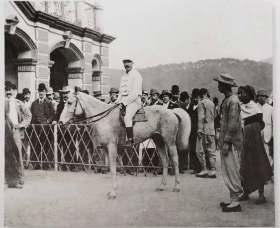 圖為1894年婦女銀袋賽的冠軍「報春花」，騎師為雷蒙爾。（圖片來源：Moss, Peter：《馬照跑：香港賽馬會千禧年回顧—香港賽馬史》，頁4。）