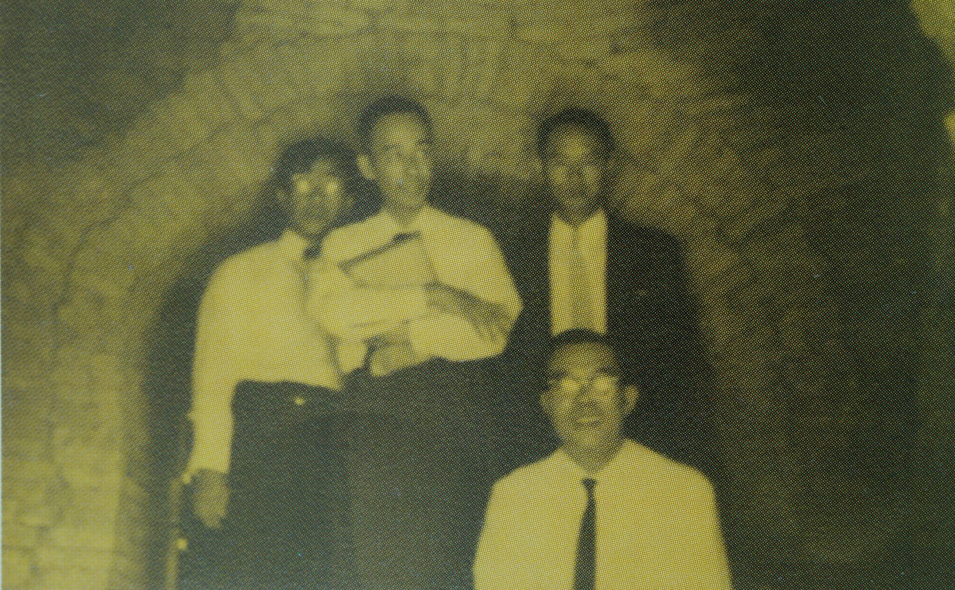 香港大學羅香林和饒宗頤教授等在李鄭屋墓內合照。（圖片來源：香港歷史博物館）
