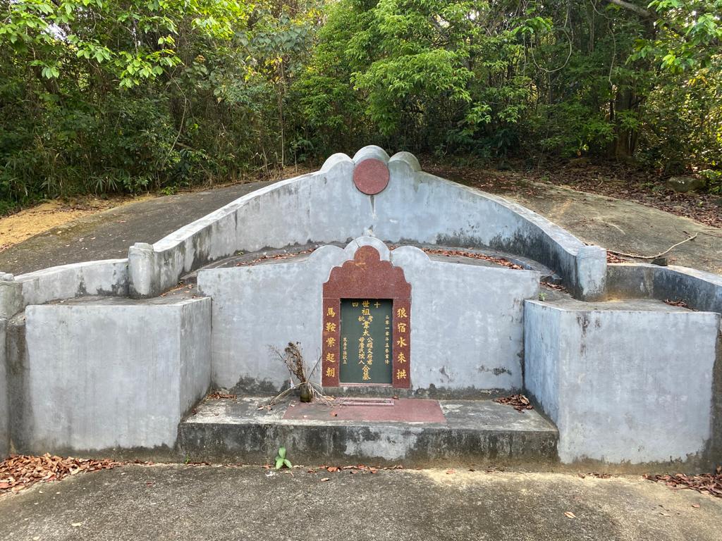 韋斗樞墓，位於西貢躉場，沙角尾村旁，韋氏後人於2010年重修。碑刻「耀文」，乃按韋氏字輩排名，韋斗樞為「文」字輩。而其孺人唐氏，名「唐四姑」，為一位「執媽」。