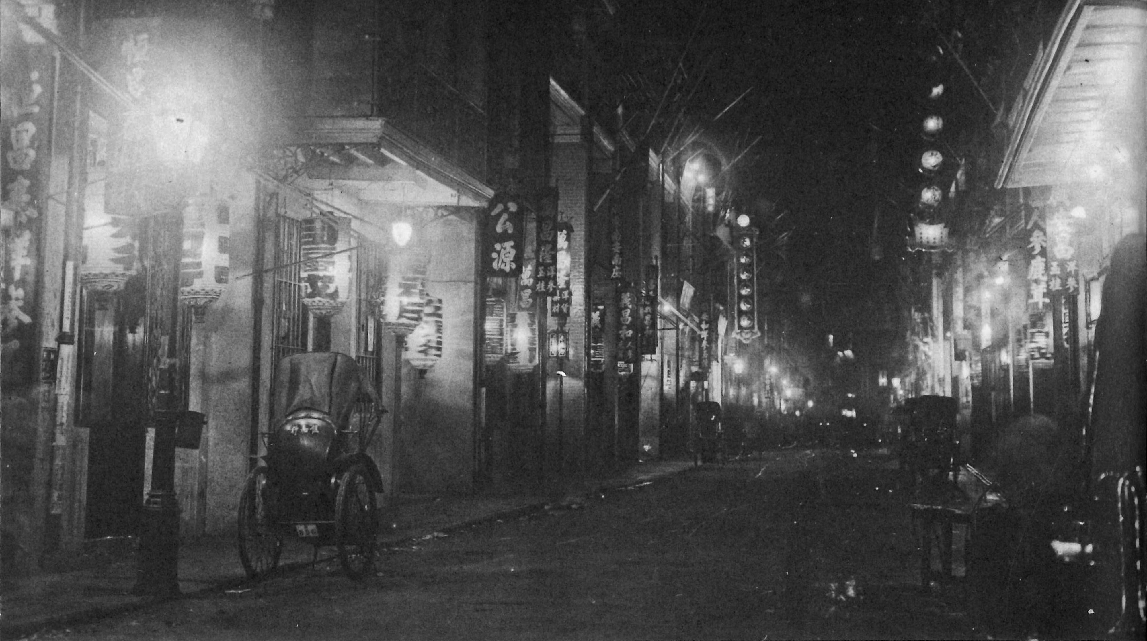 約1925年農曆新年，由德輔道西東望「南北行街」的掛燈籠盛況。（鄭寶鴻提供圖片） 