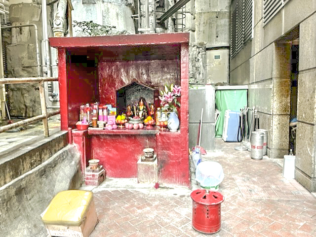 位於星街盡頭的防空洞入口，前方置有一個1.5米高的土地神龕，內設香爐供奉。
