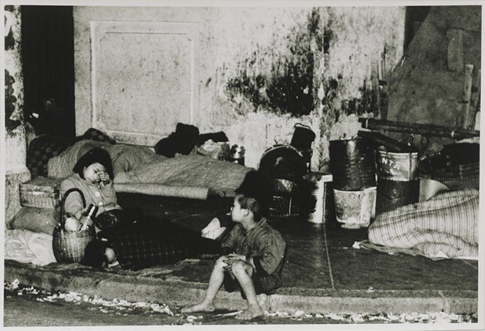 1953年的石硤尾大火，超過5.8萬人受災無家可歸，在當時寒冬下倍感淒涼。（圖片來源：政府檔案處）