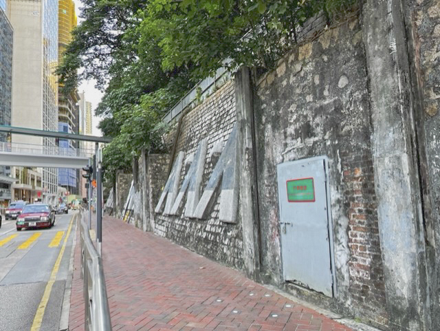 皇后大道東近金鐘道亦有三個鎖上的防空洞閘門。