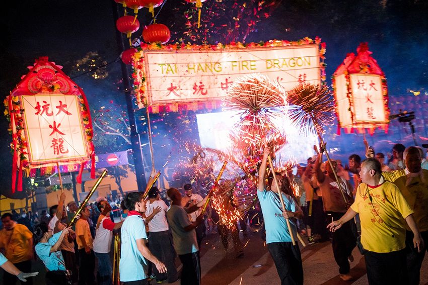銅鑼灣大坑於每年中秋節都會舉行舞火龍的傳統習俗，已有逾百年歷史。