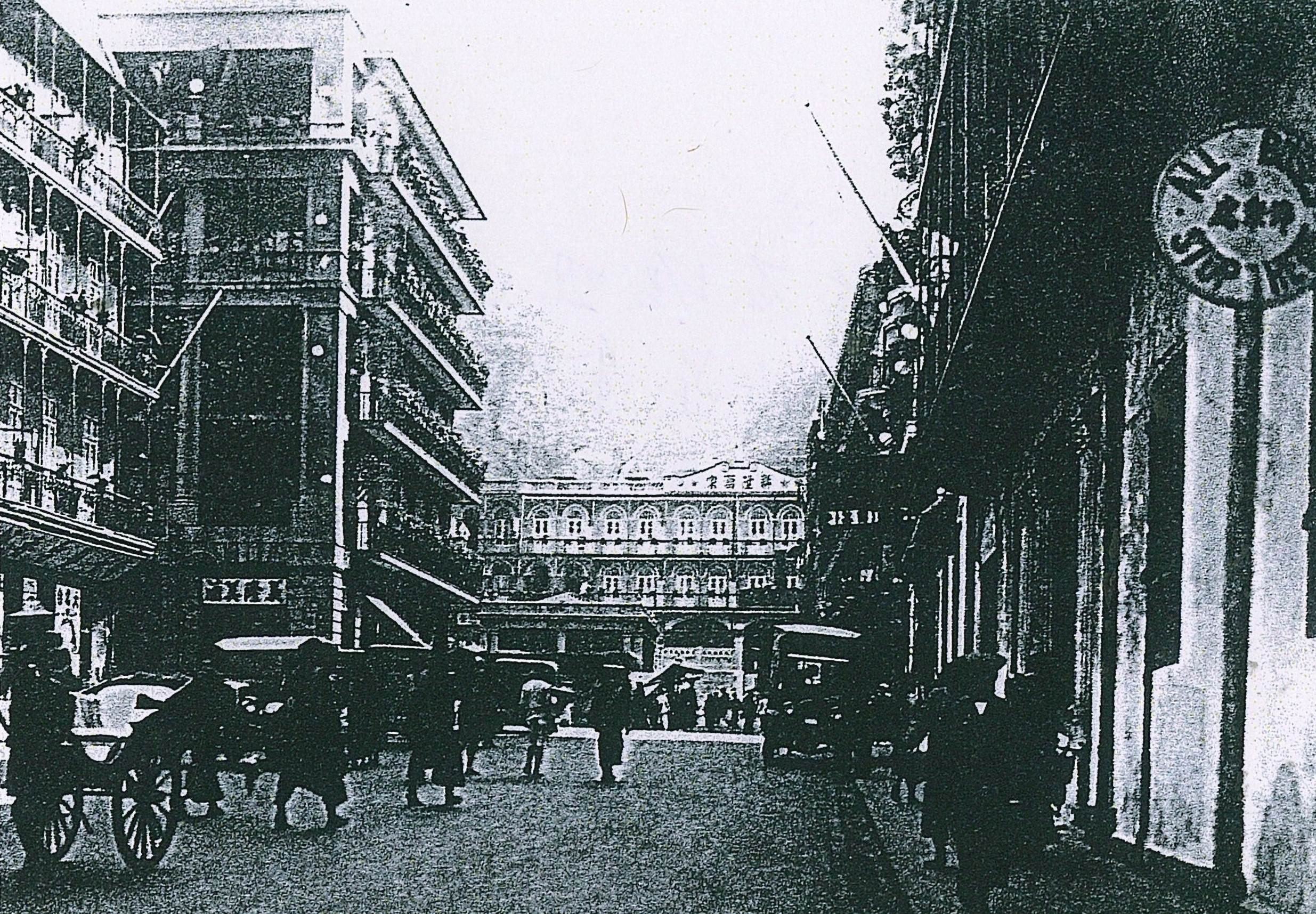 約1930年的石塘咀山道。中左方最高的是金陵酒家，右方有巴士停車處的是廣州酒家。
