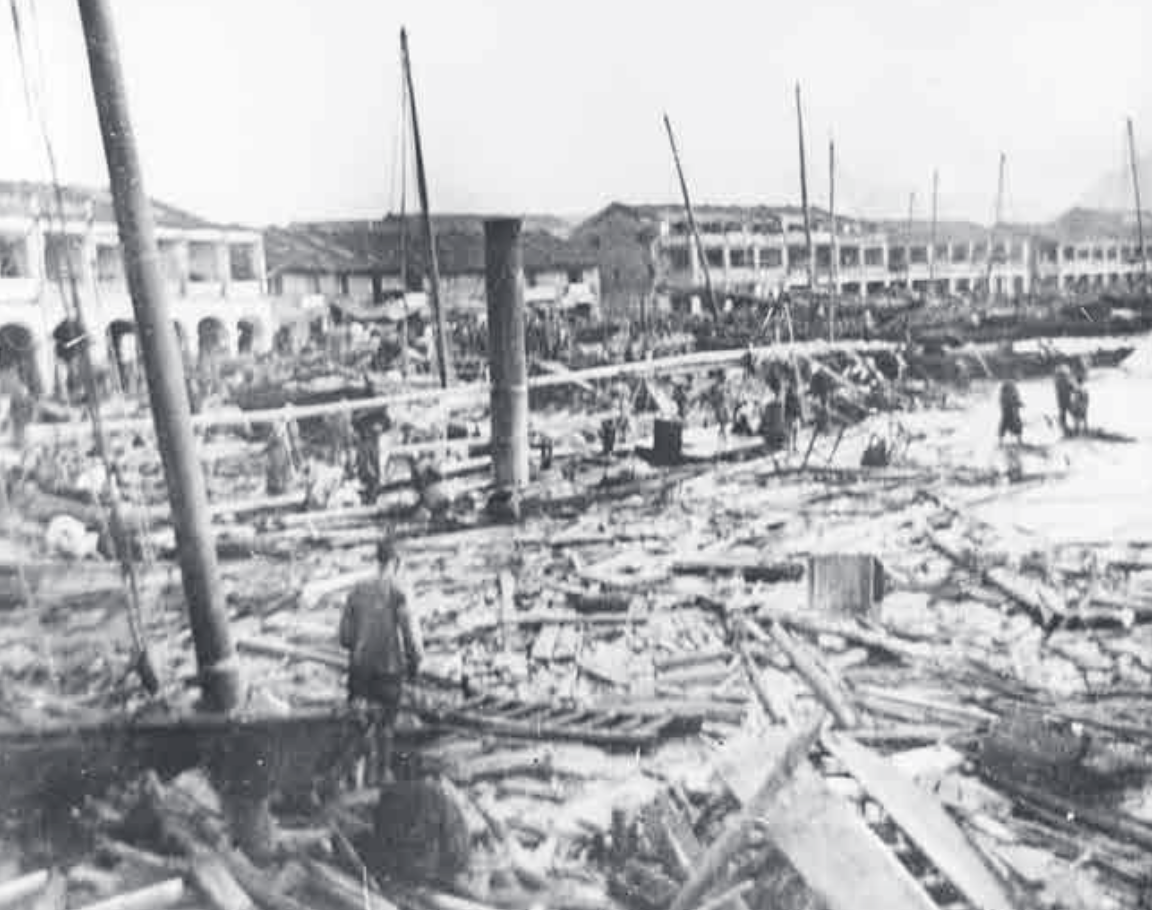 1874年颱風過後的九龍海旁，不少船隻被摧毀。(圖片來源：香港歷史博物館提供） 
