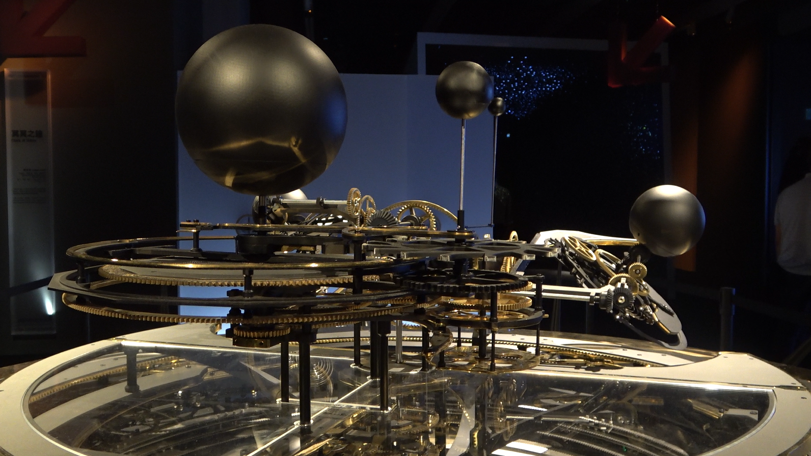 《冥冥之鐘》用了幾個星期把3700 多個不同物料的零件裝置成，卻是個不準時的機械鐘。（圖片由作者提供）