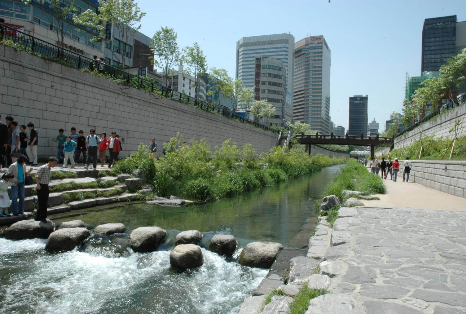 首爾的清溪川是優質的「綠道」和「藍道」相結合的例子。（詹志勇教授提供）