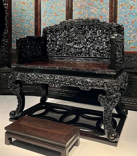 香港故宮文化博物館展出的清宮紫檀家具（圖片來源：香港地方志中心）