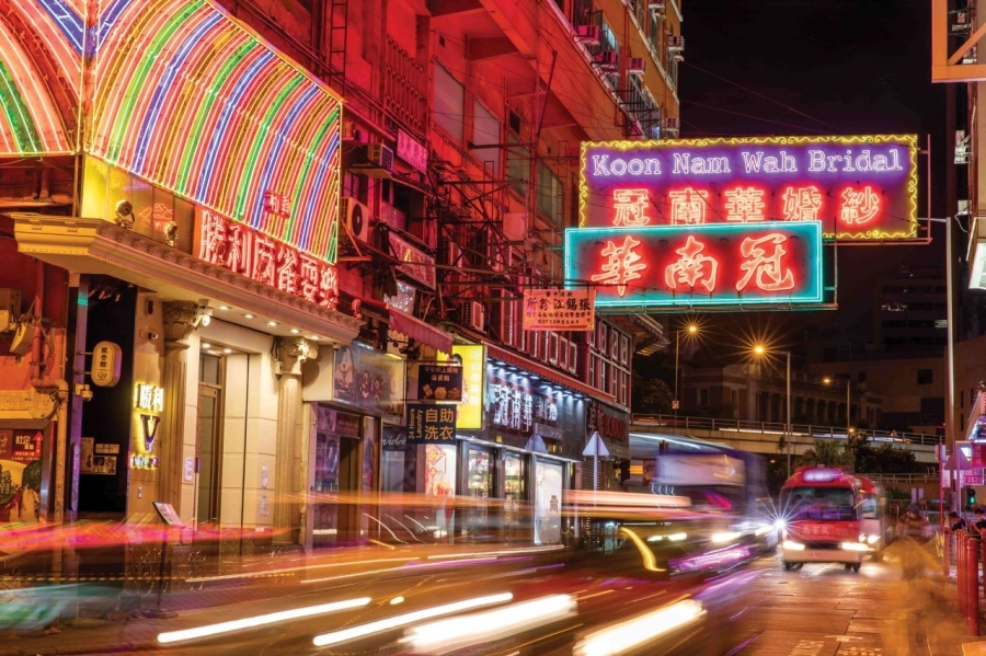 位於彌敦道的中式裙褂老字號「冠南華」的霓虹燈招牌屹立香港近半世紀，更被旅發局譽為本港五大特色霓虹燈招牌之一。（圖片來源：冠南華Koon Nam Wah Facebook）