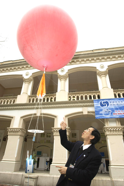 時任天文台台長林超英指發放高空探測氣球系統由人手控制變為自動化。（圖片來源：政府新聞處）