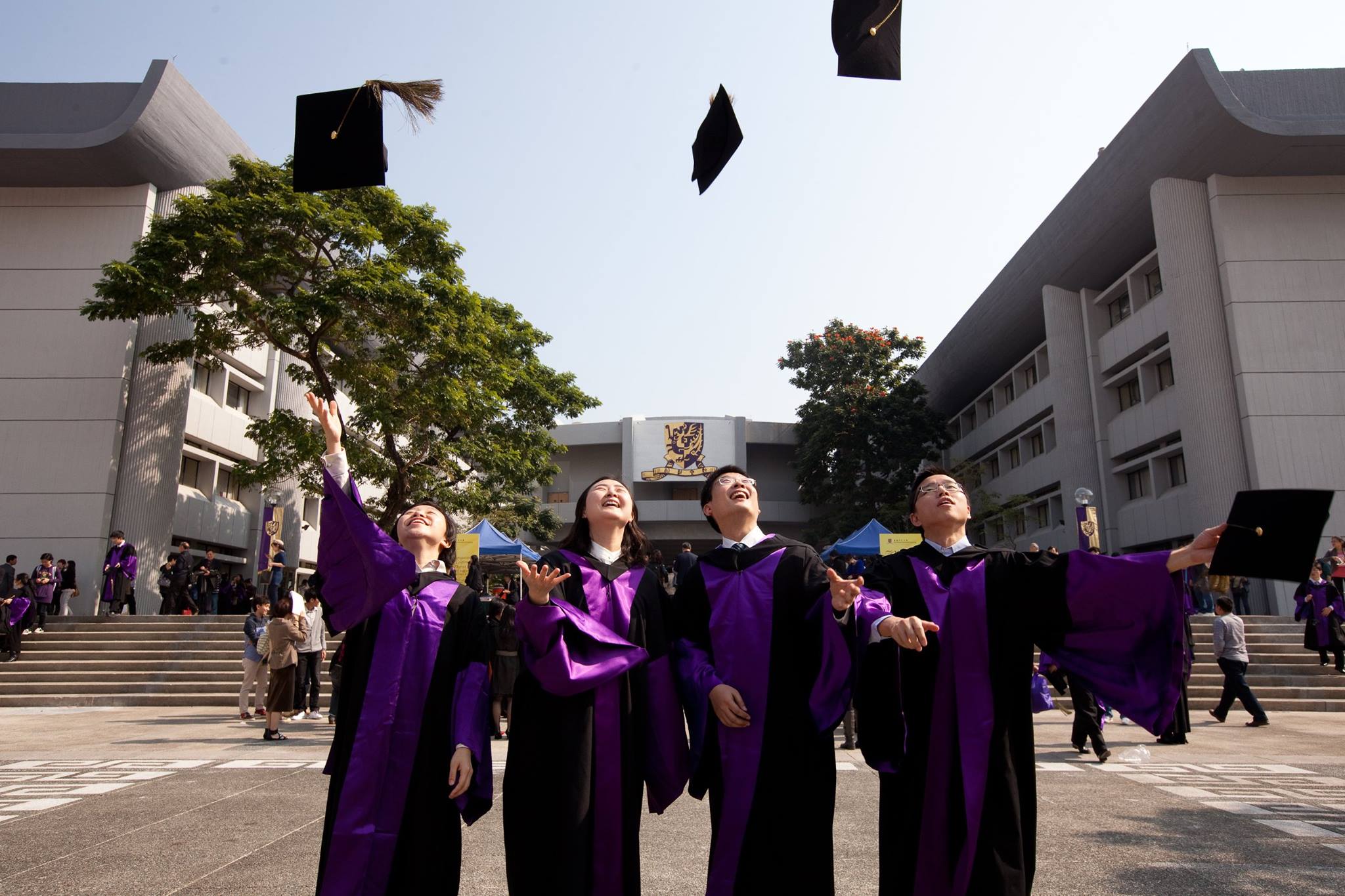 每年有不少畢業生來到「飯煲」前拍照留念。（圖片來源：香港中文大學校友事務處Facebook專頁）