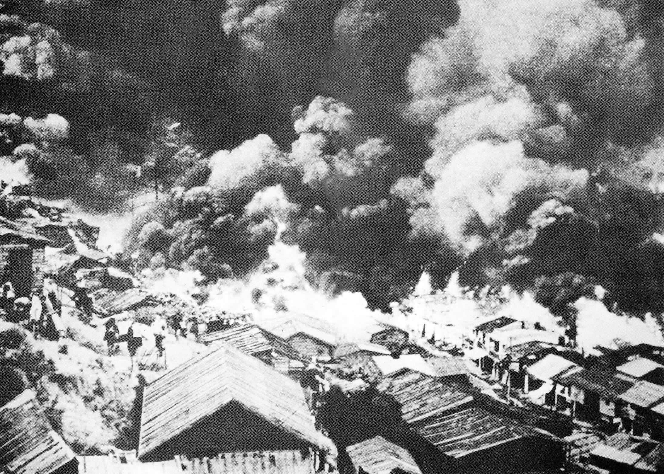 1953年12月25日，香港九龙石硖尾发生特大火灾，焚毁房屋7000多间，受灾人口达6万多人