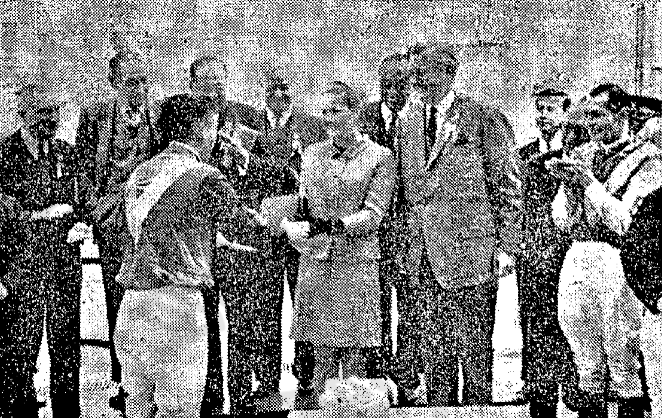 1968年婦女銀袋賽的勝出騎師邱達禧把銀袋贈予馬會主席桑達斯的女兒伊莉沙白．桑達斯（Miss Elisabeth Saunders）。（圖片來源：《工商晚報》截圖，1968年3月3日。）