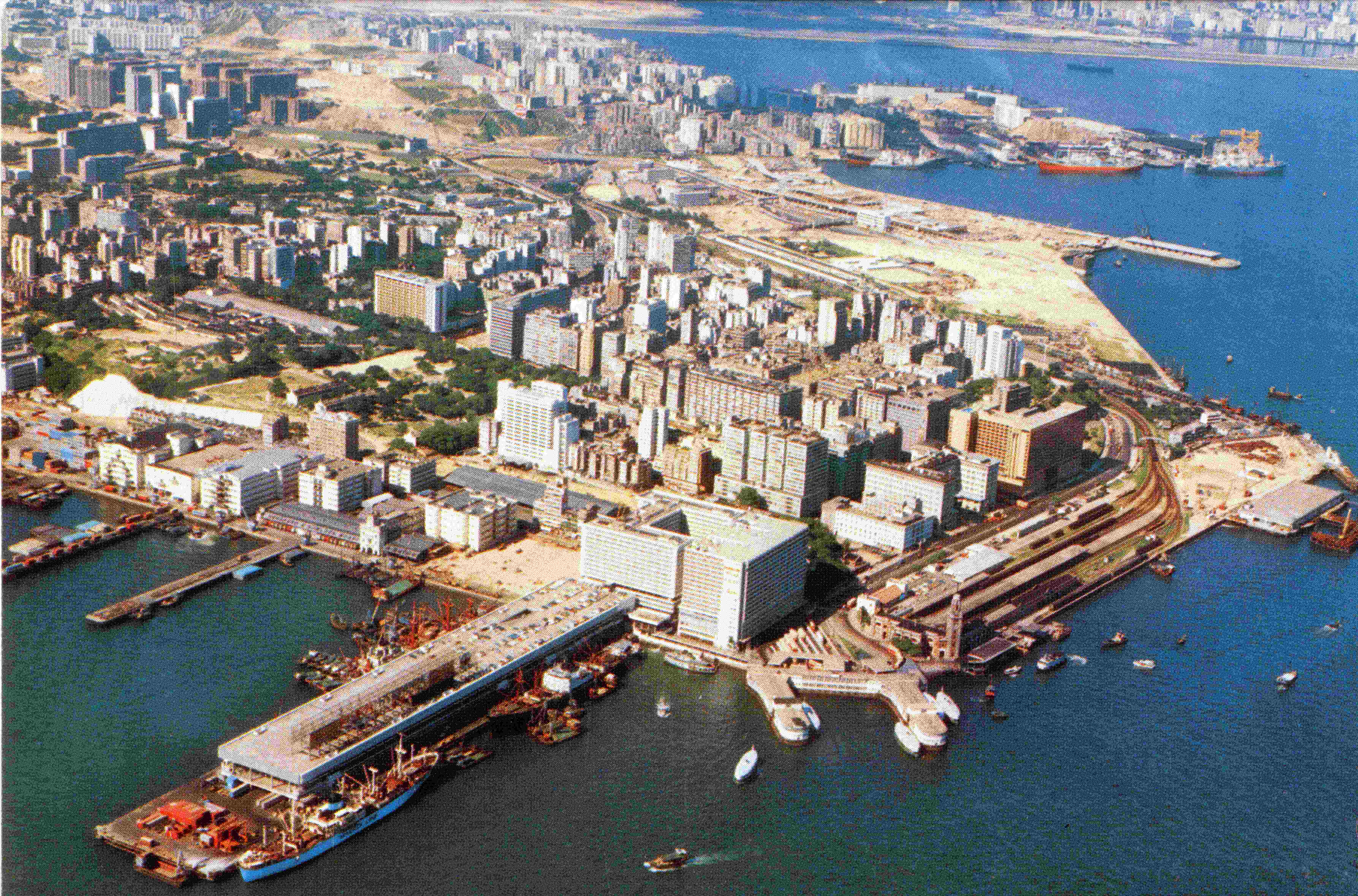 1970年代的尖沙咀海濱，可見圖右端中間位置是已拆卸的藍煙囪貨倉碼頭，後成為新世界中心的所在地。