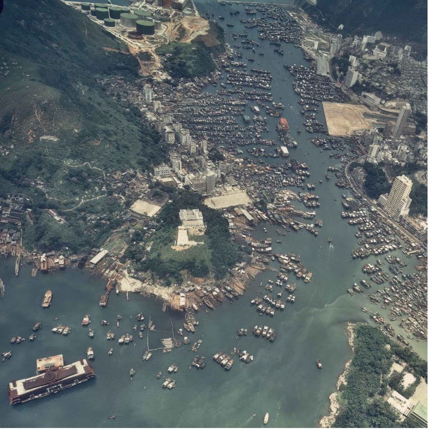 1973年的香港仔，圖左下為重建中的珍寶海鮮舫。圖中央則是太白海鮮舫與海角皇宮（黃色屋頂者）。（地政總署圖片）