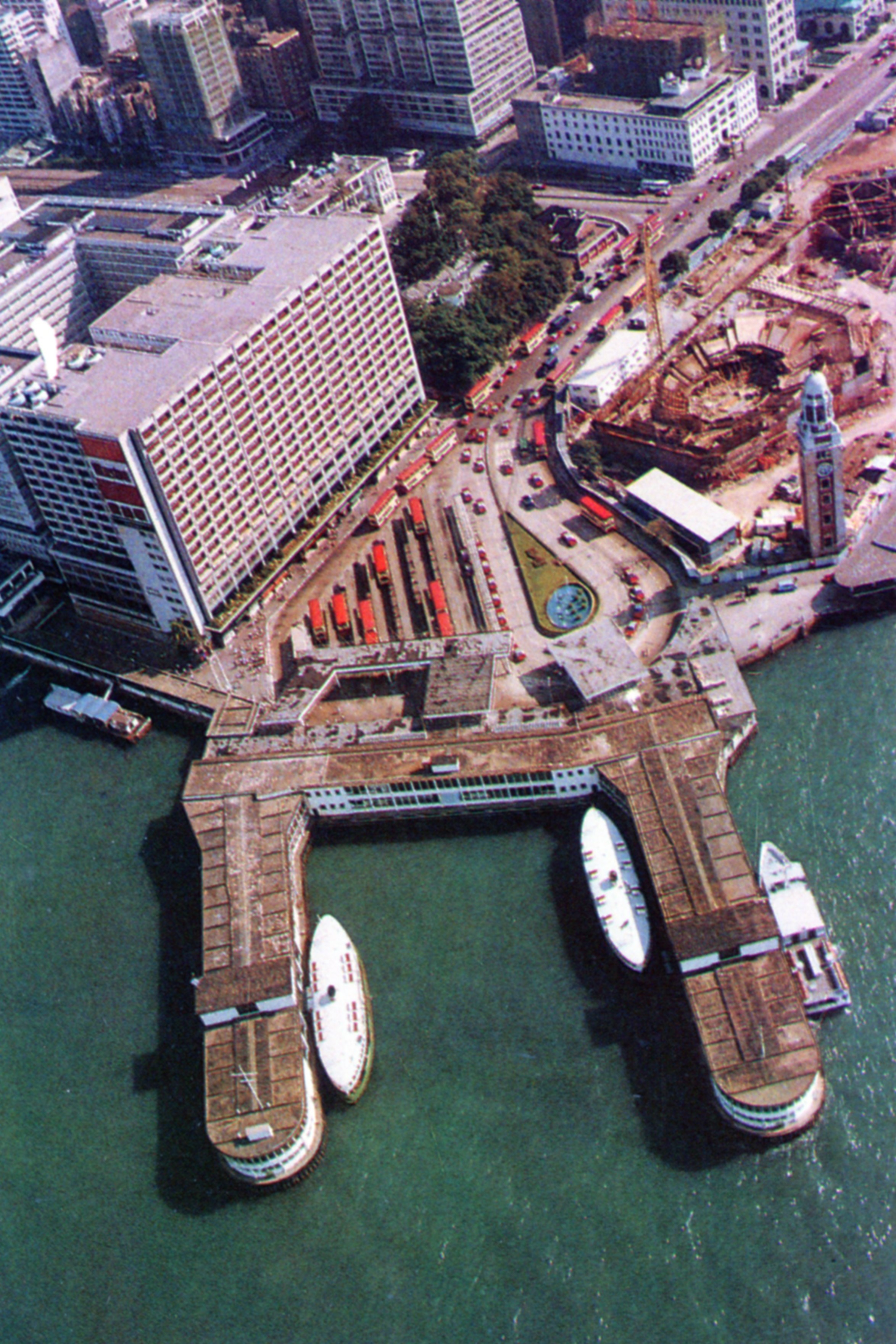 1980年代中，左方可見星光行，右方為興建中的香港文化中心。