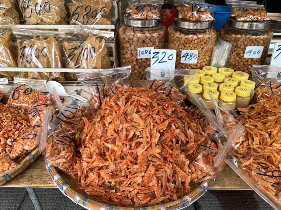 1980年代長洲漁業開始式微，海鮮商販現時多轉型售賣養魚或魚鮮乾貨。