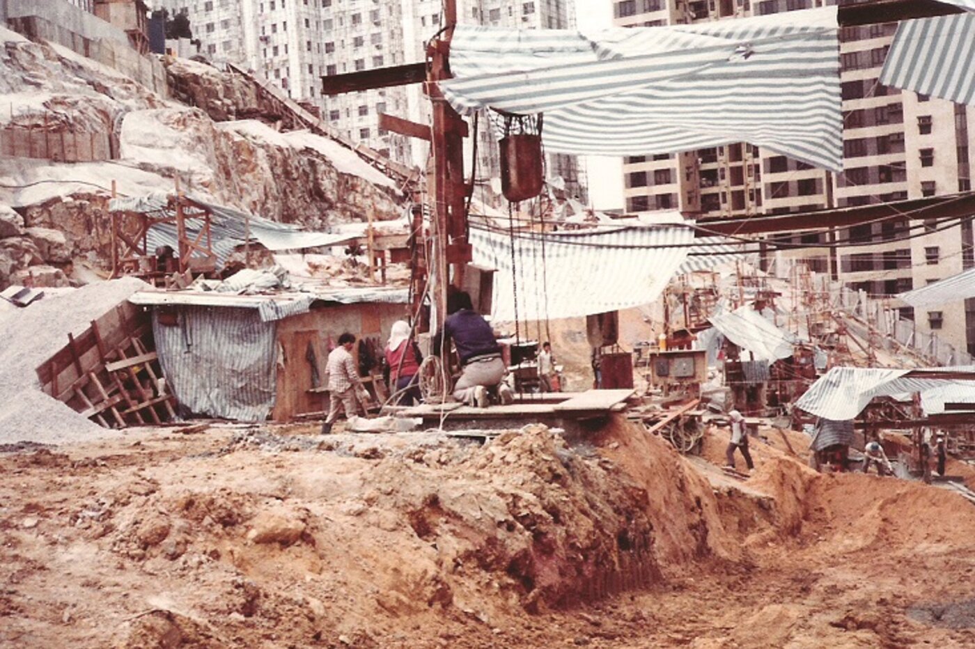 寶馬山校舍地盤中後期情況，由於地皮非常陡斜，需要打下176條樁才可興建校舍。（圖片來源：香港樹仁大學網頁）