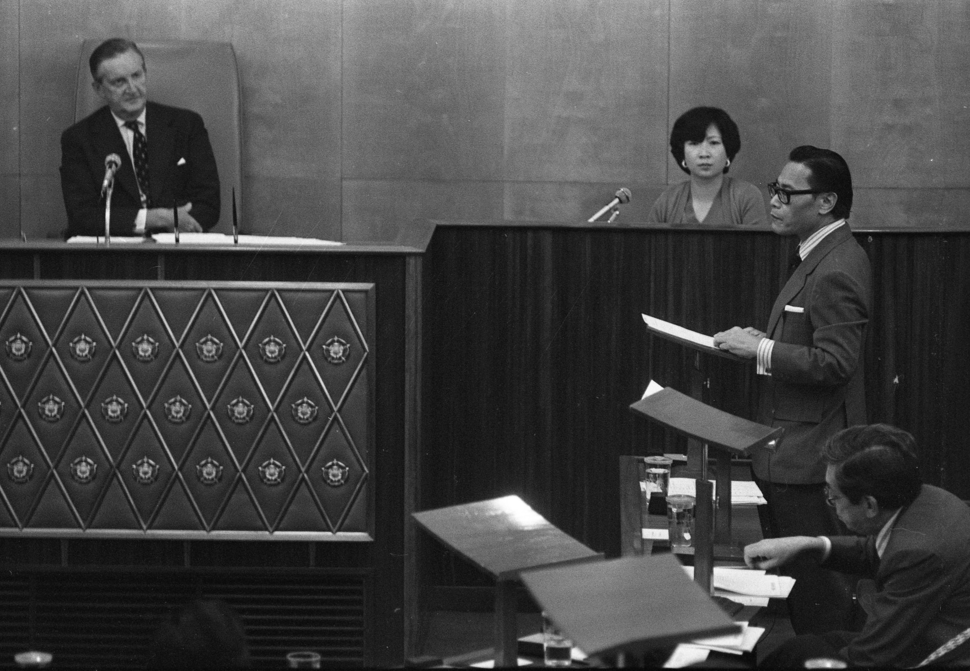 1977年7月13日，時任港督麥理浩爵士（左）在立法會會議上認真聆聽立法會議員鍾士元博士的發言。(圖片來源：Robin Lam Kit/South China Morning Post via Getty Images)