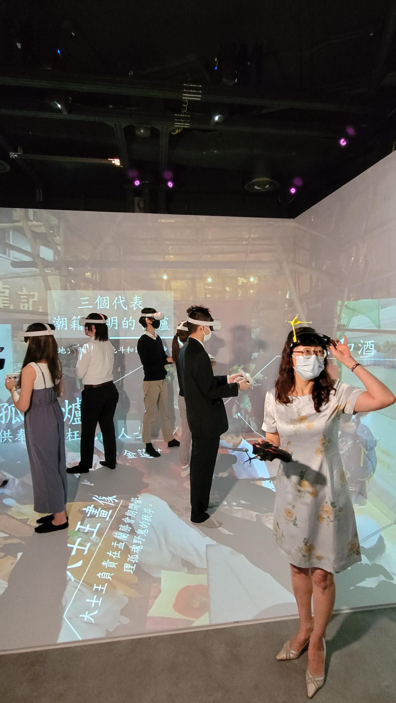 陳教授及其團隊展示如何用VR眼鏡，在樹仁大學實體的VR Cave穿越時空，尤如置身2021年三角碼頭盂蘭勝會現場聲畫俱備地觀看盛況。