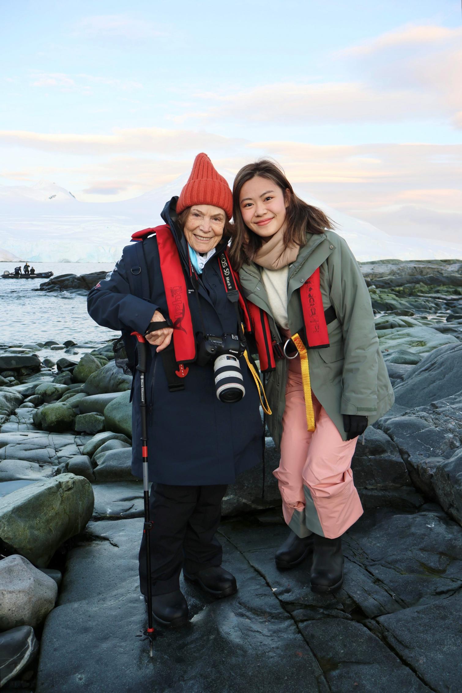 南極考察團由國家地理學會駐會探險家Dr. Sylvia Earle（左）帶隊，是鍾芯豫十分敬佩的海洋學家。（圖片來源：鍾芯豫提供）
