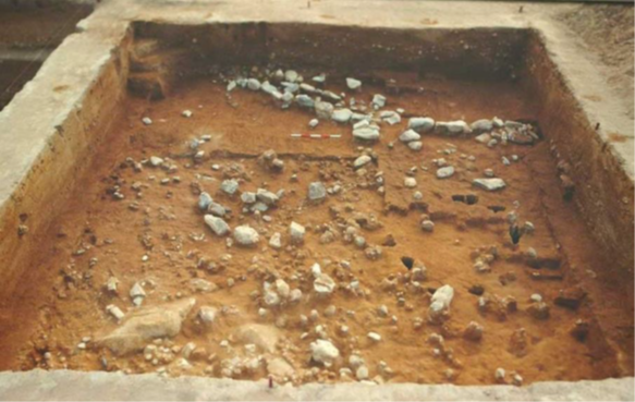 1988至1989年東灣遺址新石器時代兩處居住房址遺跡的揭露。（圖片由作者提供）