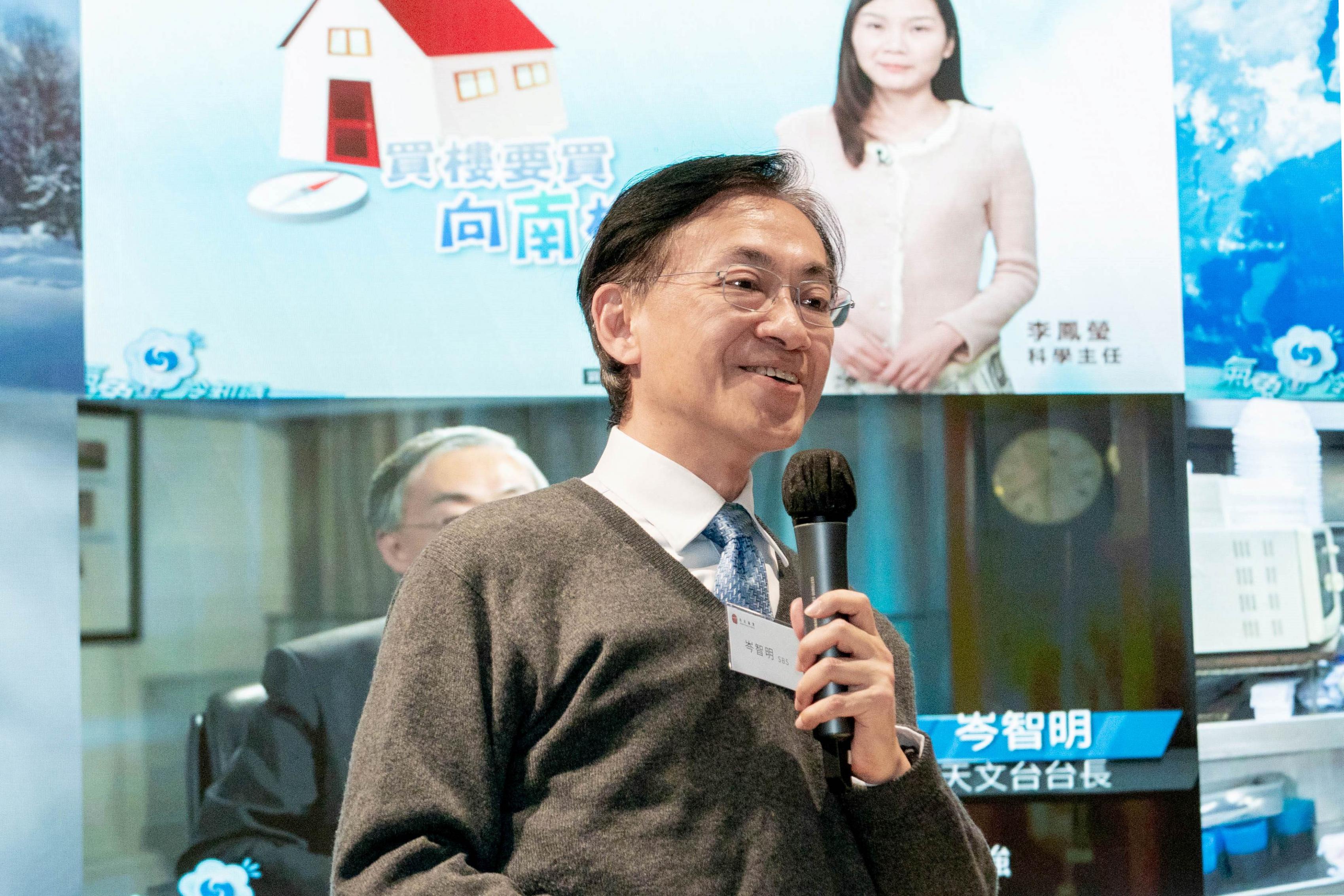 3.	香港天文台前台長岑智明先生認為，天文台的使命是將不確定的氣象因素正確傳遞給市民，提高社會防禦天災及應變的能力。他呼籲大眾閱讀《香港志•自然》，推動環保教育。