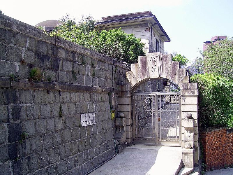 何東胞弟何甘棠更在昭遠墳場另一邊山頭劃出命名為「何莊」的墓園，但土地同屬英國政府當年批出的官地部分。（圖片來源：Wikimedia Commons）