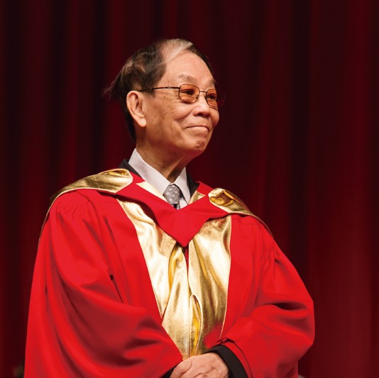 2014年，顧嘉煇獲香港中文大學頒授榮譽社會科學博士。（圖片來源：香港中文大學網頁）