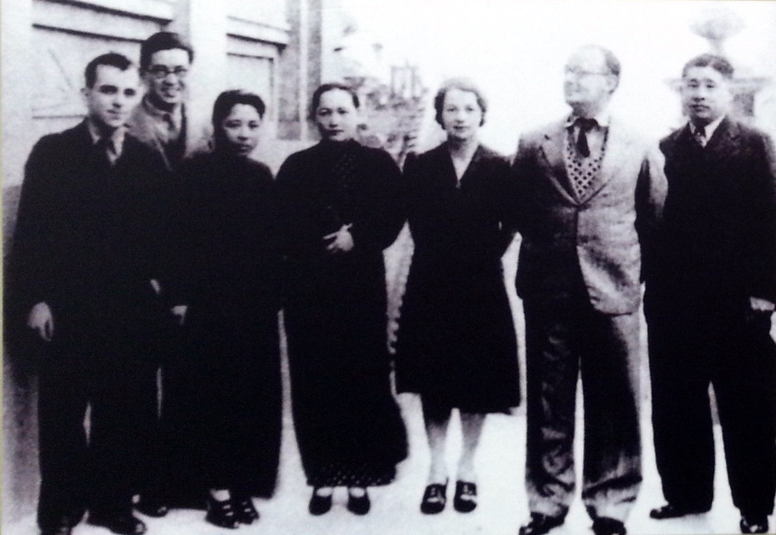 1938年保衛中國同盟中央委員於香港合照：（左起）愛潑斯坦、鄧文釗、廖夢醒、宋慶齡、司徒永覺夫人、香港大學歷史系傅朗思教授及廖承志。