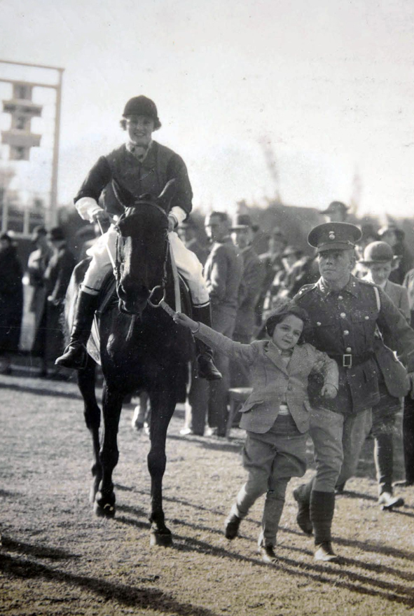 女騎師Beryl Fair在軍地馬場參與賽事，攝於1935年。（圖片來源：香港大學圖書館）