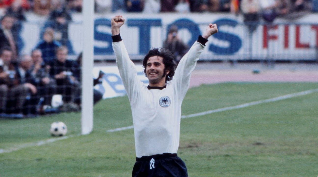 有「轟炸機」（Bomber der Nation）之稱的西德梅拿是世界球壇傳奇，曾贏過歐冠、歐洲國家盃及世界盃三個盃賽，包括帶領西德獲得1970年及1974年兩屆世界盃冠軍。（圖片來源：FIFA官方網站）