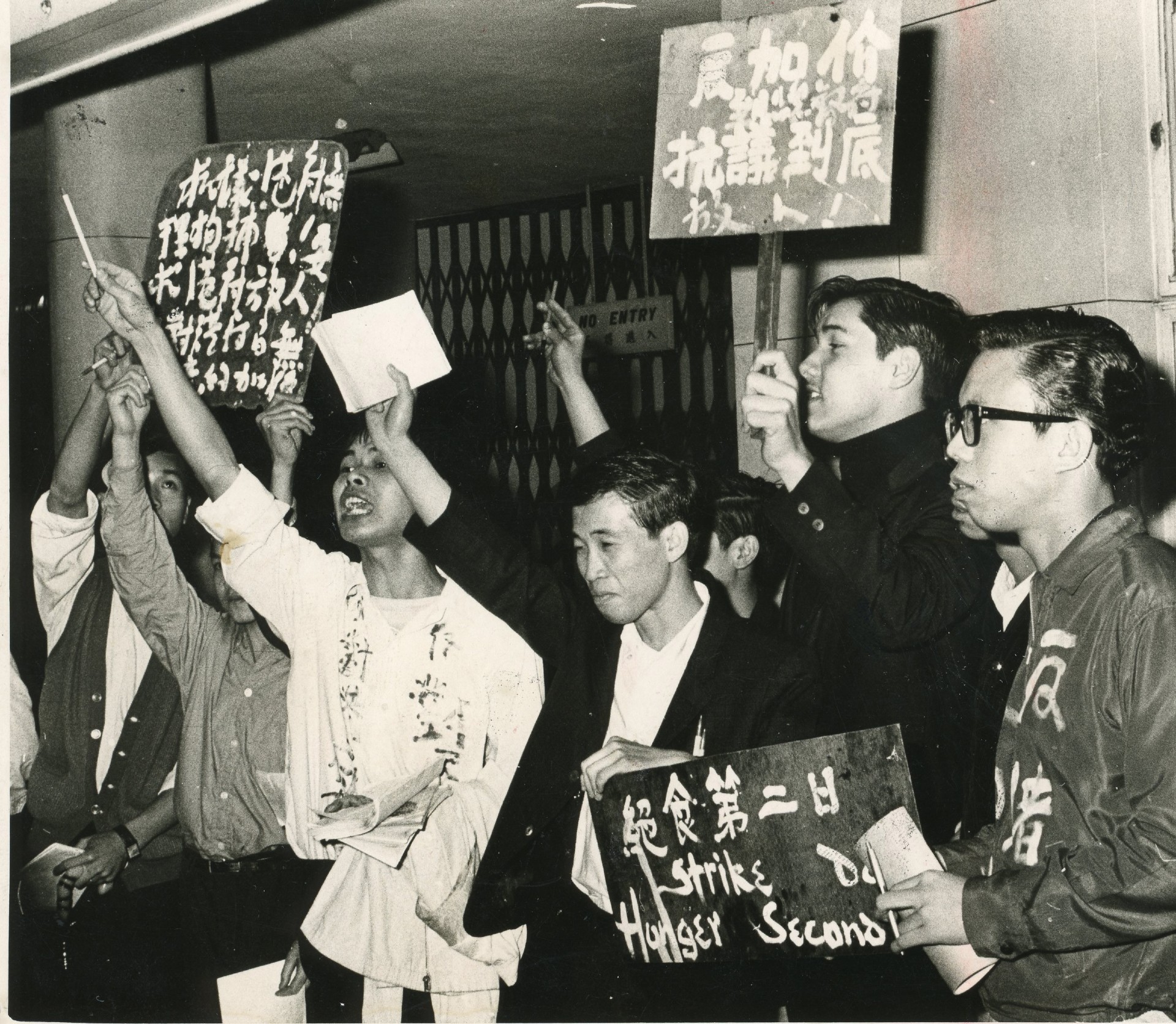 1966年4月，天星小輪加價引發社會激烈示威，更有青年絕食抗議，其後觸發九龍區騷亂。（圖片來源：Getty Images）