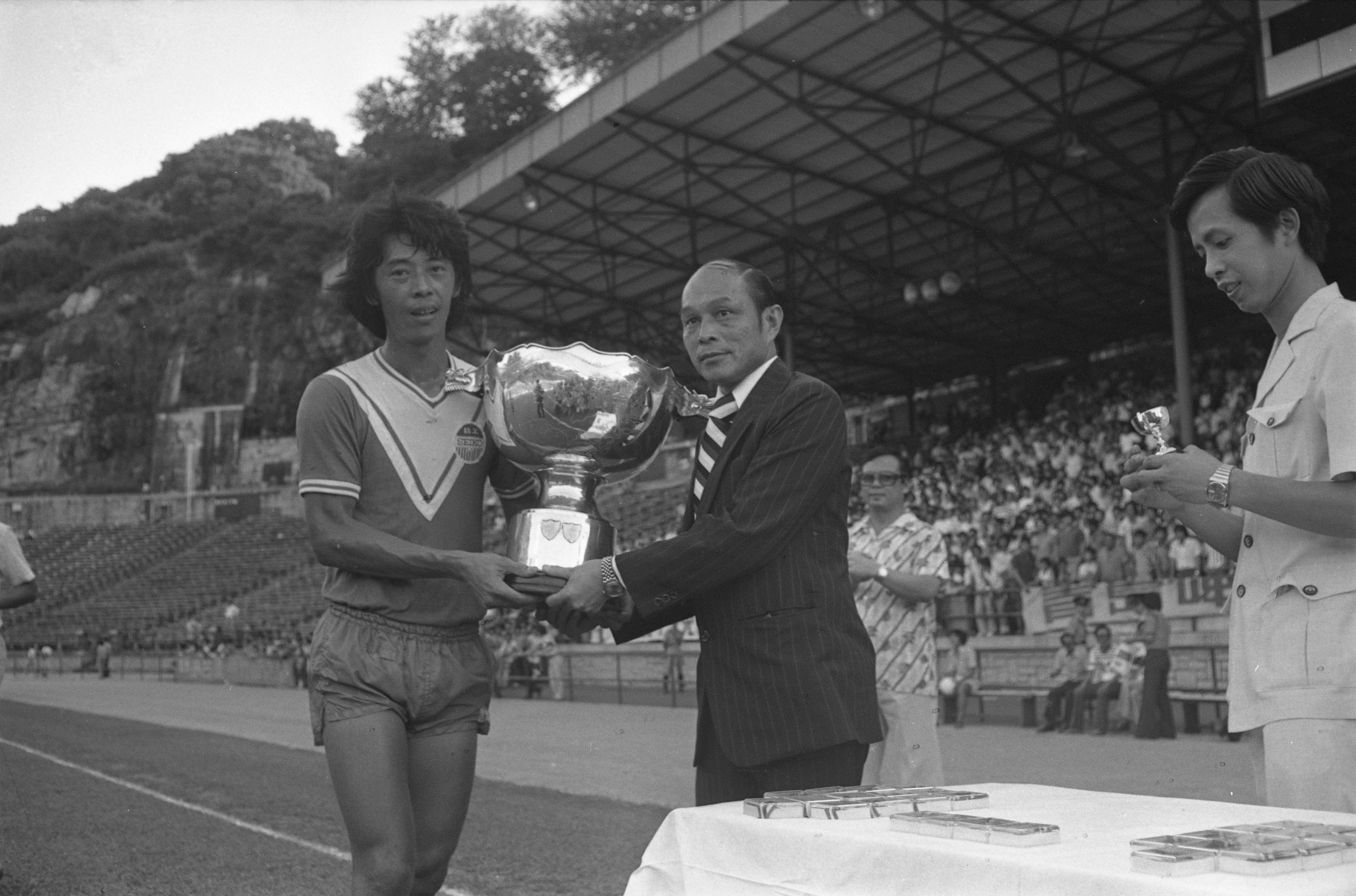 1978年，時任足總主席霍英東向精工名將胡國雄頒發足總盃錦標。精工於該屆決賽以二比一擊敗卜公（Chan Yuen-man/South China Morning Post via Getty Images）