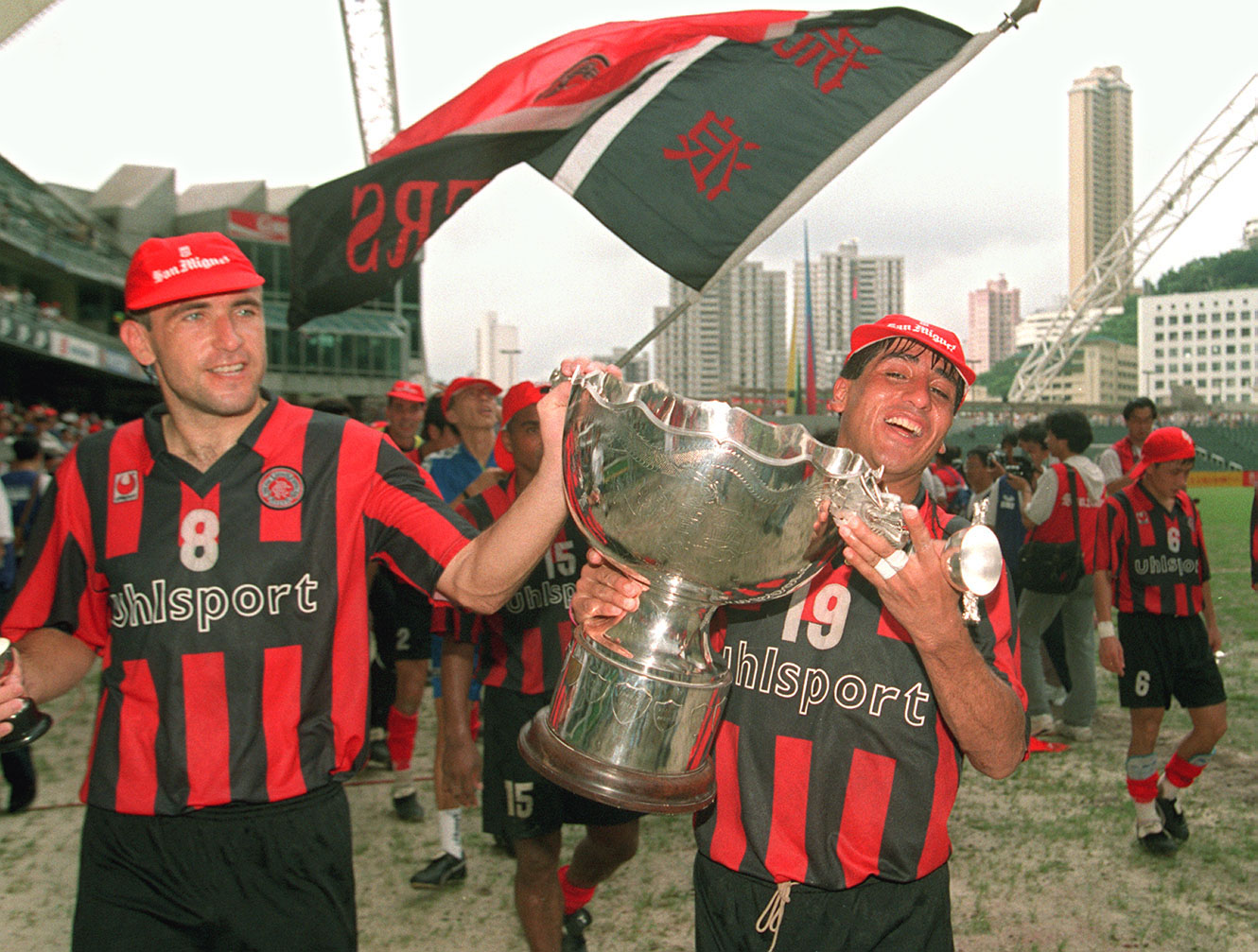 流浪於1995年足總盃決賽以三比零撃敗東方奪魁。賽後流浪外援球員馬高（Marco Kraljevic，左）與曉高（Hugo Gimenez，右）攜同獎盃在場內慶祝。