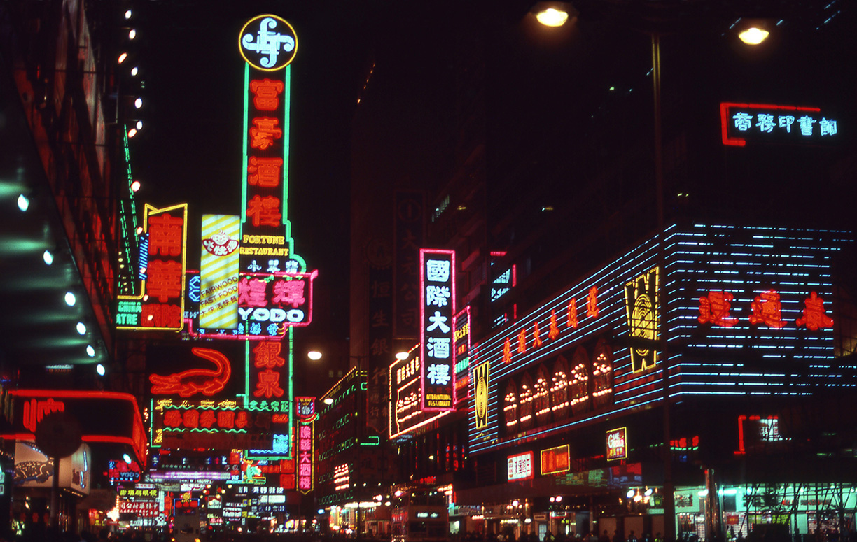 1987年的彌敦道充滿霓虹燈招牌。（圖片來源：Getty Images）