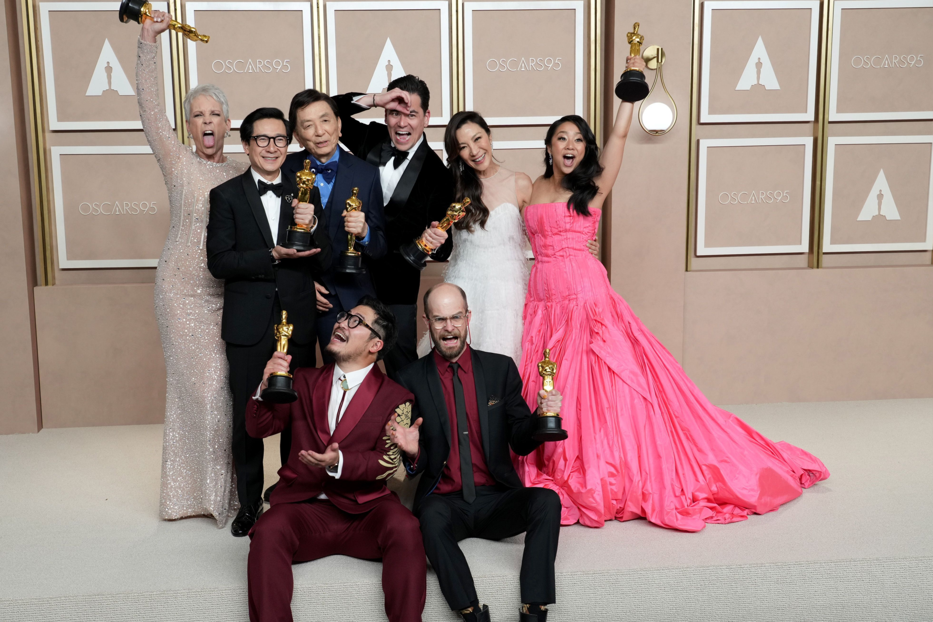 《奇異女俠玩救宇宙》橫掃今屆奧斯卡金像獎獎項，囊括七個大獎──最佳電影、最佳女主角、最佳電影、最佳女配角、最佳男配角、最佳原創劇本及最佳剪接。（圖片來源：Getty Images）