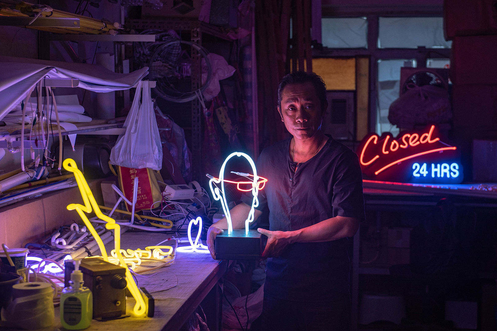 面對霓虹燈招牌行業式微，胡智楷師傅卻一直沒有轉行。（圖片來源：Getty Images）