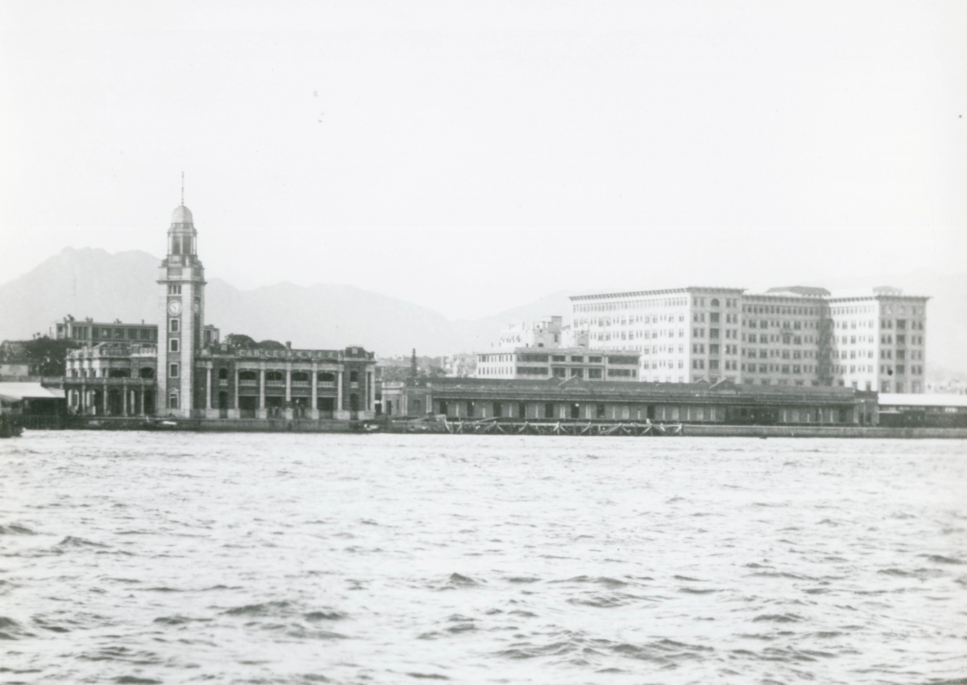 1930年，九廣鐵路位於九龍尖沙咀的火車總站及鐘樓。