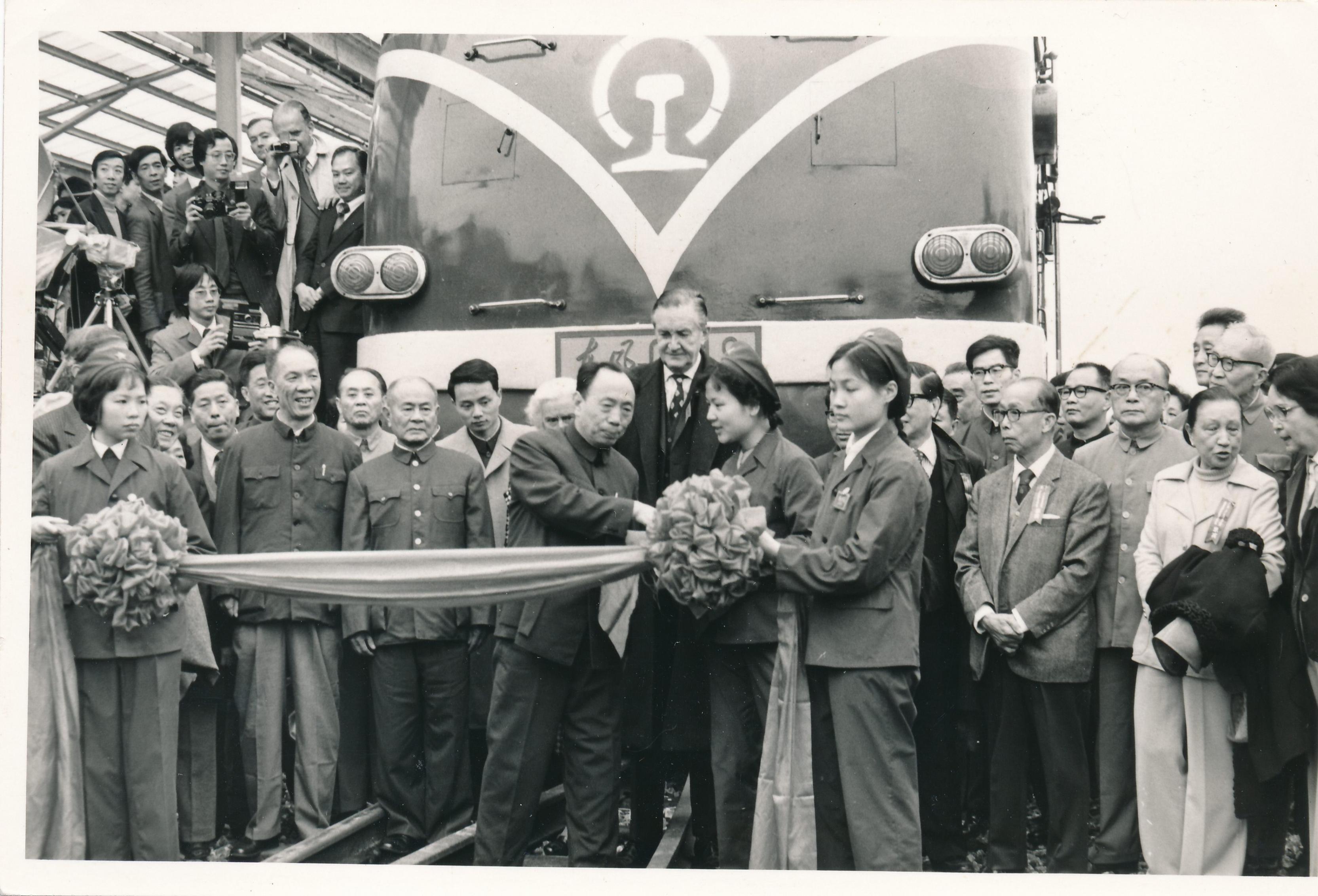 港穂直通火車服務中斷30年後，於1979年4月4日恢復通車。通車剪綵儀式在廣州舉行，由鐵路部副局長耿振林主禮，港督麥理浩亦有出席。（圖片來源：星島新聞集團）