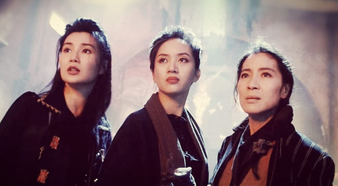 楊紫瓊（右）在拍攝《東方三俠》（1993）與已故影星梅艷芳（中）及張曼玉（左）成為好友，在梅的喪禮上，楊紫瓊是其中一名扶靈人士。（圖片來源：《東方三俠》劇照）
