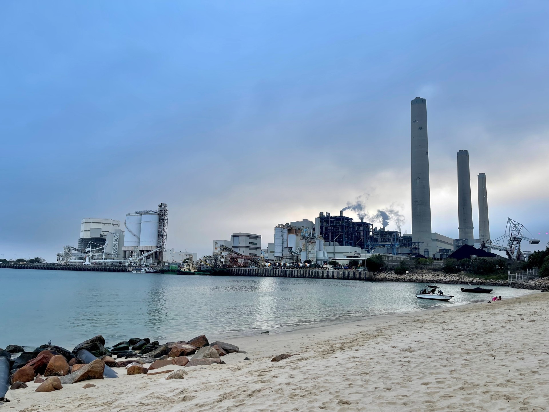 南丫島發電廠是香港第二大發電廠，1982年起開始提供電力服務。