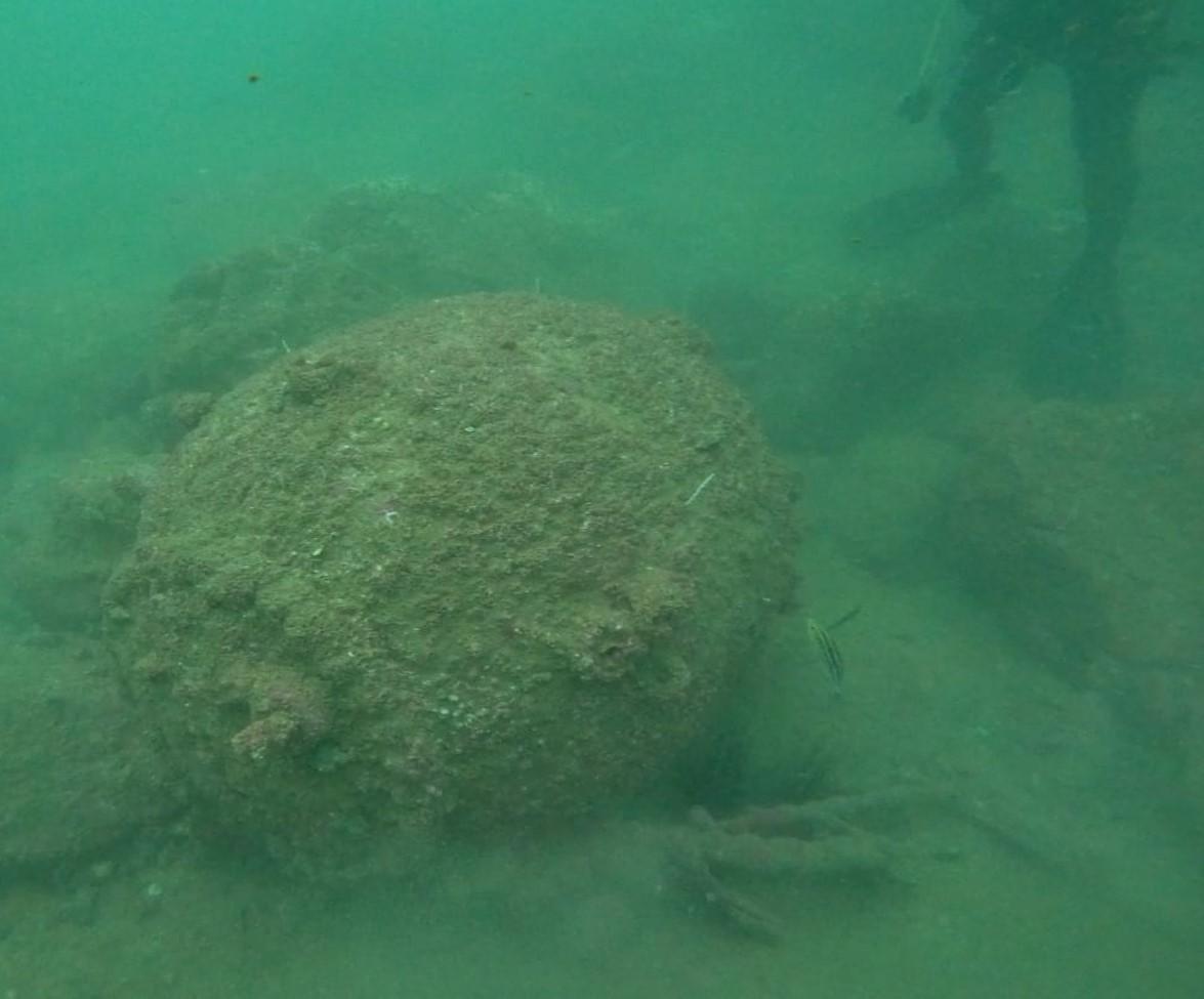 一枚二戰時期遺留的英製水雷被發現在鶴咀東北約1.4公里的15米深海床。（圖片來源：政府新聞處）