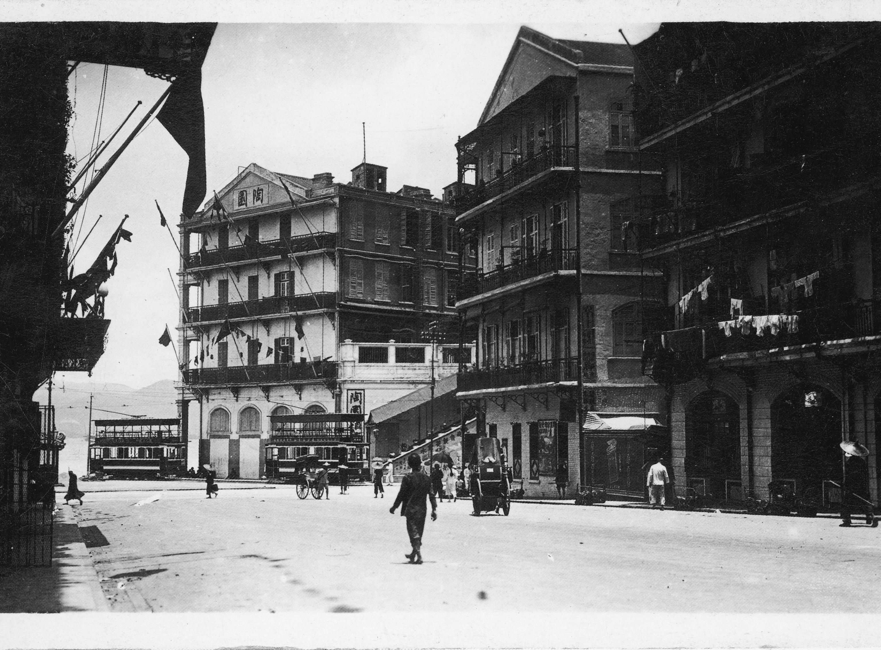 1919年的塘西山道，右方是妓寨賽花及歡得，依次是香江酒樓，德輔道西後是陶園，左方是金陵酒家。（圖片來源：鄭寶鴻提供）