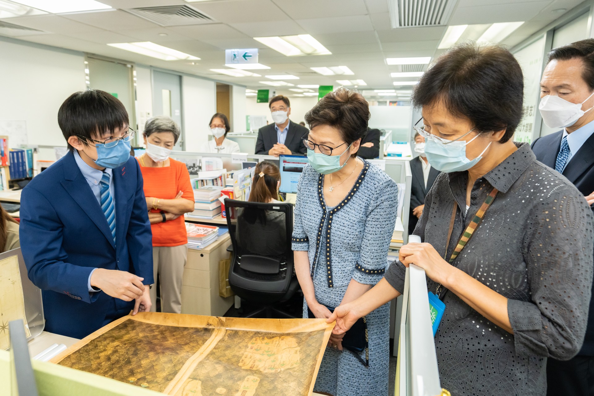林鄭月娥女士與《香港志．地名部類及附錄部類》責任編輯蔡兆浚親切交流