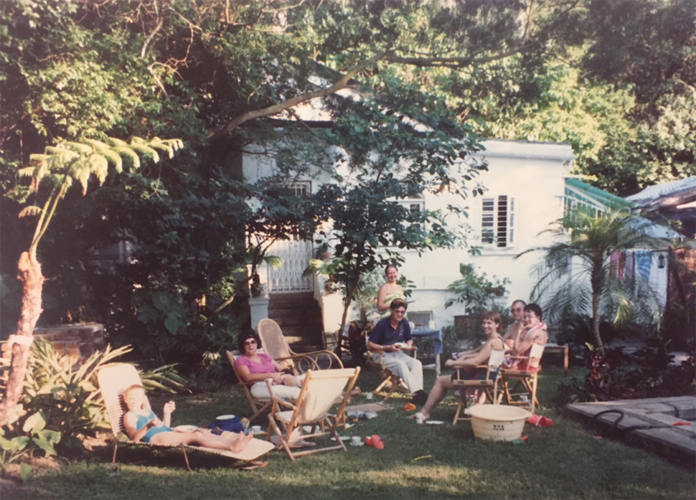 曾經在1988年至1996年入住的Stephanie Crockett（右三）是一名政府園景建築師。（圖片來源：龍虎山環境教育中心網站）